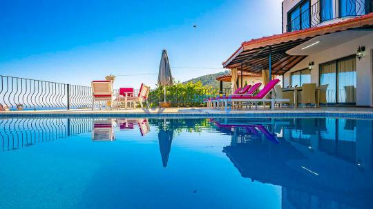 Deniz Manzaralı Villa